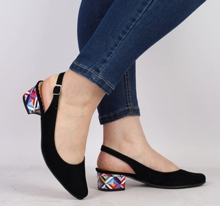 Czarne sandały na niskim  kolorowym obcasie z zakrytymi palcami AZALI