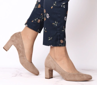 Beżowe skórzane czółenka na szerokim obcasie RYŁKO