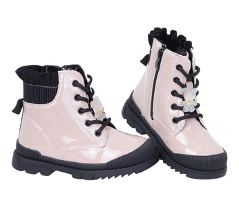 Beżowe lakierowane botki dziecięce dla dziewczynki na czarnej traperowej podeszwie Moss E