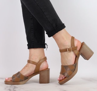 Brązowe tanie sandały na drewnianym obcasie Jezzi