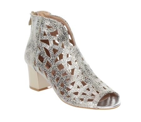 Złote sandały na obcasie zabudowane ażurowa cholewka do kostki Daszyński