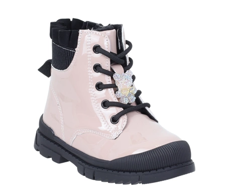 Beżowe lakierowane botki dziecięce dla dziewczynki na czarnej traperowej podeszwie Moss E