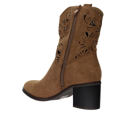 Brązowe czekoladowe zamszowe botki wycinane na obcasie ocieplane Daszyński