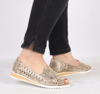 Złote półbuty wsuwane z otwartymi palcami wycinane  Jezzi