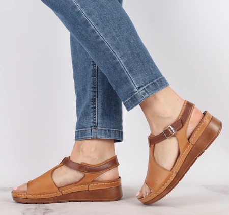 Skórzane sandały damskie szyte na płaskiej podeszwie Gino Fabiani