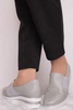 Szare buty damskie slip-on na koturnie Jezzi