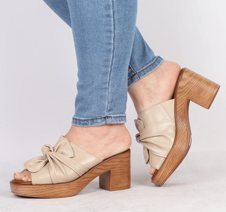 Beżowe klapki damskie z kokardą na drewnianym klocku i platformie Jezzi