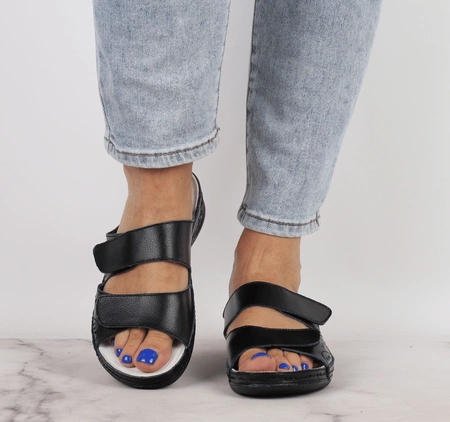 Czarne komfortowe klapki damskie skórzane regulowane American