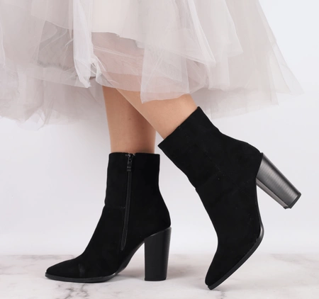 Czarne zamszowe botki na obcasie ze szpiczastym noskiem/czubkiem Jezzi