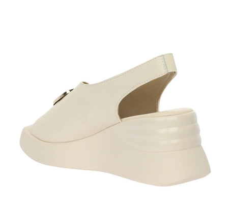 Eleganckie beżowe sandały na koturnie ze skory naturalnej Jezzi