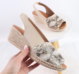 Beżowe sandały skórzane na koturnie ze wzorem wężowej skóry El Pimpi