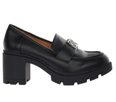 Czarne licowe półbuty na obcasie i platformie mokasyny z klamrą Jezzi
