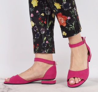Fuksjowe eleganckie sandały na płaskim obcasie z zabudowaną piętą AZALI