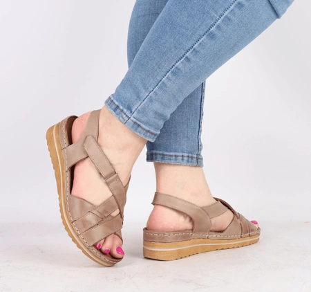 Brązowe sandały na niskiej koturnie ze skóry naturalnej Gino Fabiani