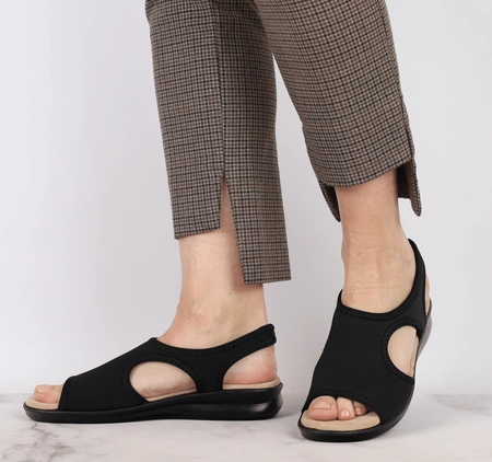 Czarne lekkie płaskie sandały damskie z elastyczną cholewką Jezzi