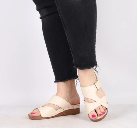 Zdrowotne szyte klapki damskie skórzane regulowane na rzep Gino Fabiani - Produkt Polski