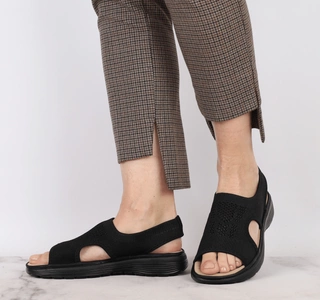 Czarne lekkie płaskie sandały damskie wsuwane z nieuciskową cholewką UNISOFT