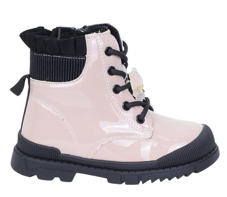 Beżowe lakierowane botki dziecięce dla dziewczynki na czarnej traperowej podeszwie Moss E