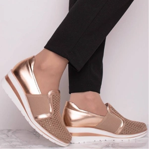 Złote półbuty damskie na wygodnej koturnie Jezzi