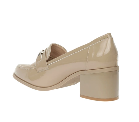 Beżowe eleganckie półbuty damskie na niskim obcasie lakierowane Taylor od Jezzi