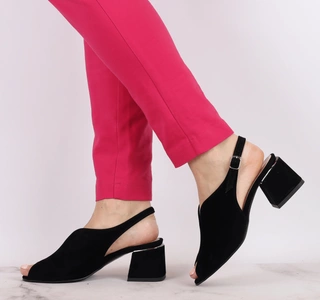 Eleganckie i komfortowe sandały na obcasie zabudowane AZALI