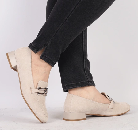 Beżowe eleganckie półbuty damskie wsuwane na płaskim obcasie Jezzi