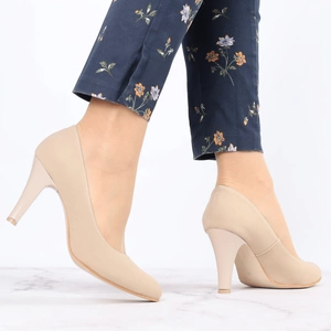 Beżowe zamszowe czółenka na szpilce ślubne Madonna by Azali