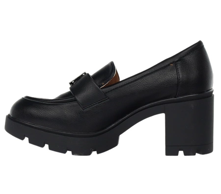 Czarne licowe półbuty na obcasie i platformie mokasyny z klamrą Jezzi