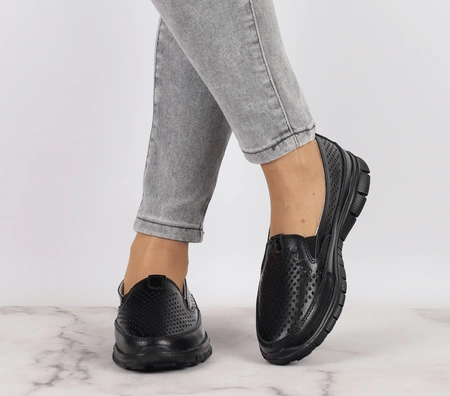 Całe czarne skórzane mokasyny ażurowe na sportowej podeszwieJezzi