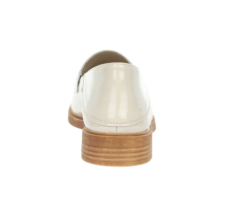 Beżowe skórzane lakierowane lordsy płaskie mokasyny damskie VINCEZA