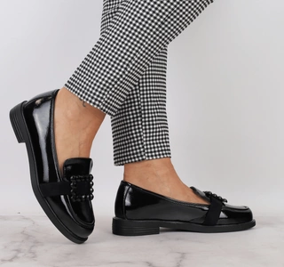 Czarne lakierowane mokasyny damskie ze skóry naturalnej z ozdobą VINCEZA