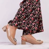 Beżowe buty damskie na klocku z odkrytą piętą Jezzi