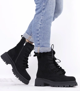 Czarne zamszowe botki płaskie z falbanką wiosenne Kori