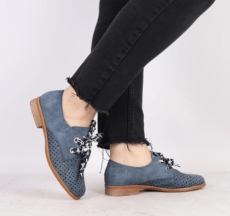 Niebieskie półbuty damskie garniturowe płaskie sznurowane Jezzi