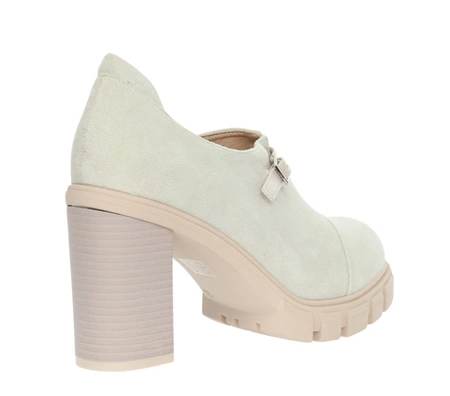Półbuty beżowe na słupku i platformie lordsy Cora od Jezzi