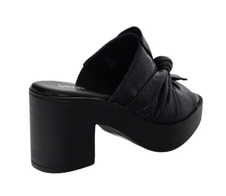 Czarne klapki damskie na obcasie i platformie Jezzi