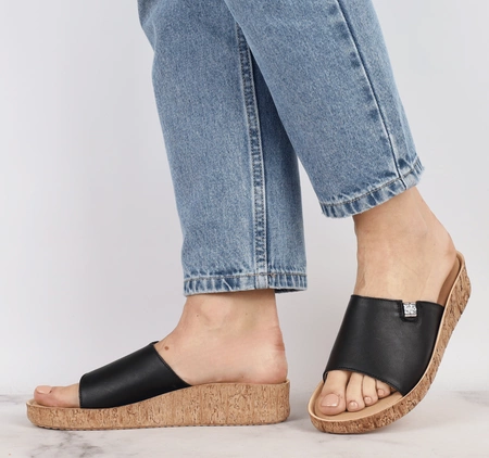 Skórzane czarne klapki na korkowej podeszwie Helios