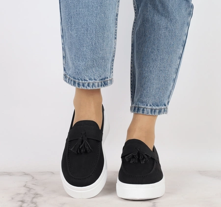 Czarne mokasyny damskie z frędzlami na białej platformie Mc Braun