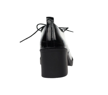 Czarne lakierowane półbuty damskie na obcadie i platformie sznurowane Jezzi