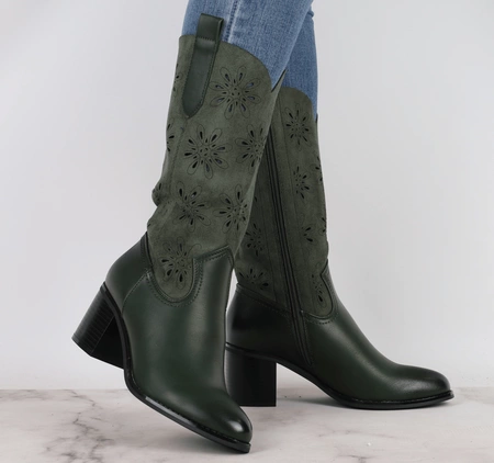 Ciemnozielone ażurowe kozaki kowbojki na niskim obcasie Jezzi