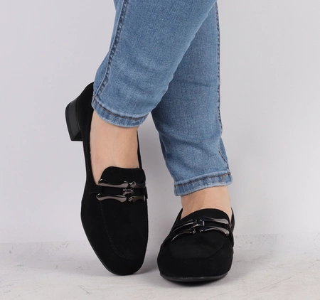 Czarne zamszowe półbuty damskie eleganckie na płaskim obcasie z klamrą Jezzi