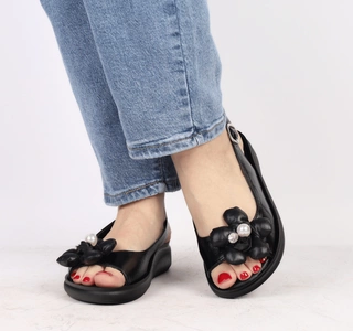 Czarne eleganckie sandały damskie płaskie z biżuterią Jezzi