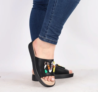 Czarne klapki damskie z kolorową biżuterią Jezzi