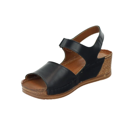 Czarne sandały damskie skórzane na niskiej koturnie szyte w Polsce Gino Fabiani