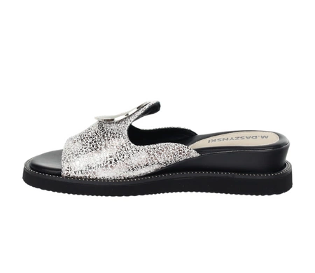 Srebrne eleganckie klapki damskie na niskiej koturnie Daszyński