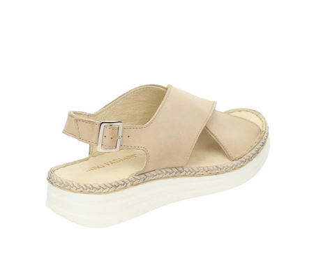 Skórzane sandały damskie zabudowane na płaskiej, lekkiej podeszwie Gino Fabiani