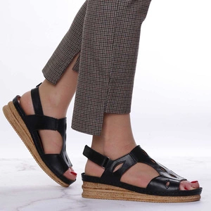 Czarne sandały skórzane damskie na lekkiej koturnie szyte Gino Fabiani - Produkt Polski