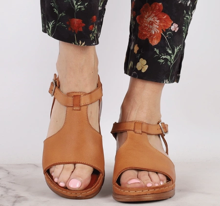 Brązowe skórzane sandały na komfortowej podeszwie Gino Fabiani