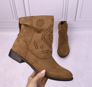 Zamszowe brązowe czekoladowe botki płaskie z ażurową cholewką saszki Jezzi