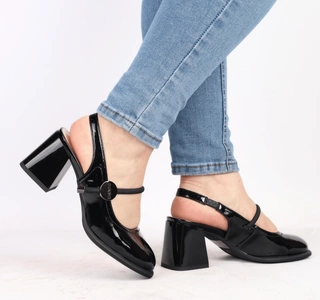 Czarne lakierowane sandały zabudowane na obcasie ze skóry naturalnej Gino Fabiani